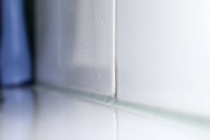 Silikonfuge an der Badewanne bei Tageslicht – milchig-weiß wie normales Sanitärsilikon