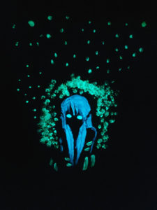 Anime-Bild mit gelb-grüner lumentics-Leuchtfarbe im Dunklen