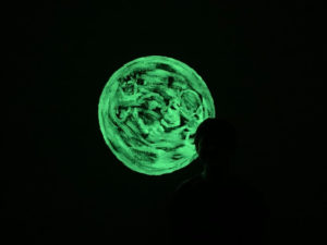 Mond-Wandmalerei mit gelbgrüner lumentics-Leuchtfarbe im Dunklen