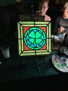 Leuchtendes Kleeblatt-Bild im Kirchenfenster-Stil beim Malabend im Dunkeln