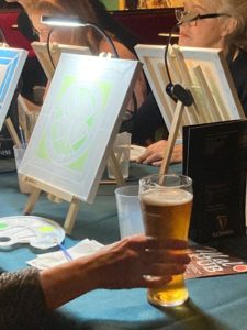 Malabend im Pub: Staffeleien mit Kleeblatt-Motiv und ein Glas Bier