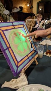 Kleeblatt-Bild im Kirchenfenster-Stil wird mit Leuchtfarbe ausgemalt