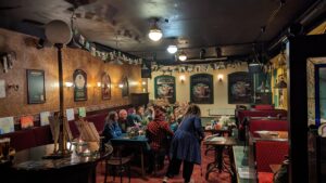 Gäste beim Malabend im Finnegan’s Irish Pub in Altenburg