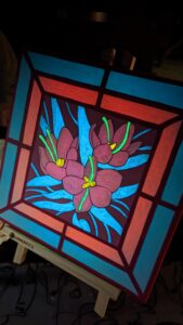 Krokus-Bild im Kirchenfenster-Stil leuchtet unter Schwarzlicht