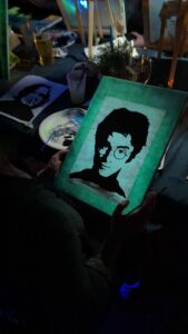 Porträt-Bild im Pop-Art-Stil leuchtet beim Malabend