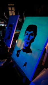 Leuchtendes Porträt mit Science-Fiction-Motiv auf der Staffelei