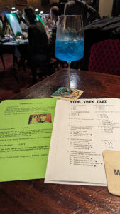 Quizbogen und blauer Cocktail beim Malabend der NachleuchtBar