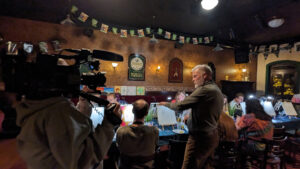 Kamerateam filmt den Malabend der NachleuchtBar im Pub