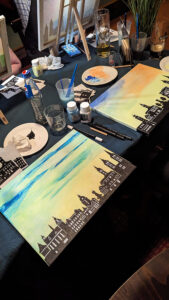 Gemalte Altenburger Skyline mit leuchtendem Himmel auf dem Maltisch