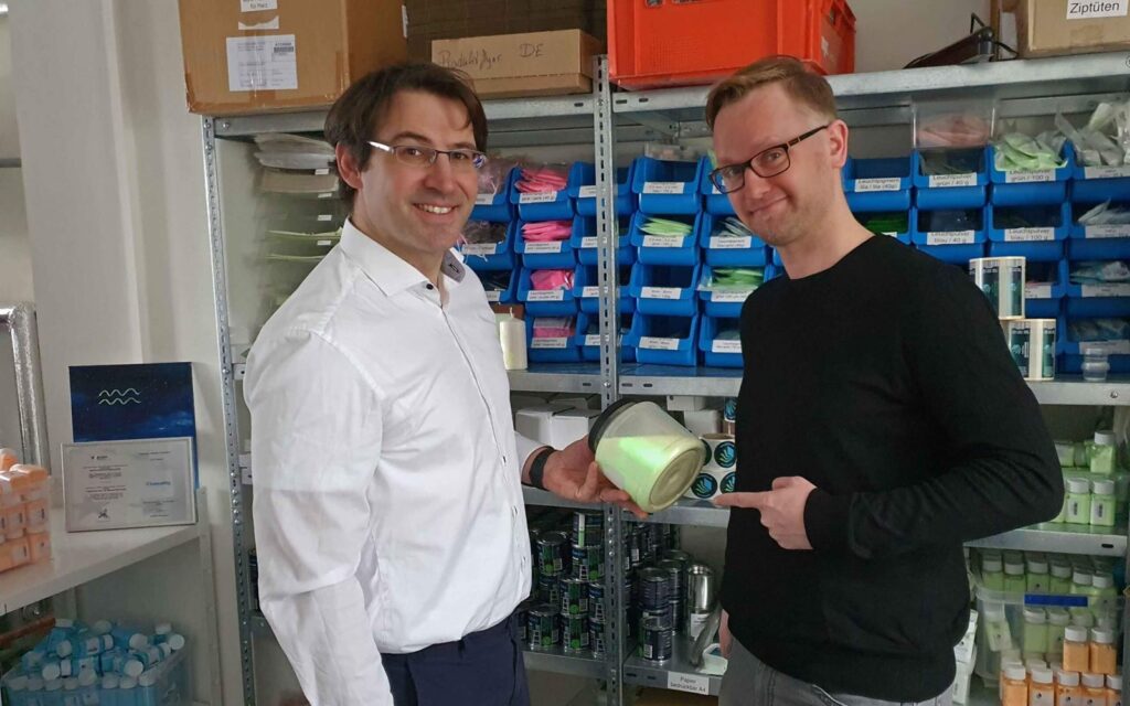 Dr. Falko Böttger-Hiller und Lars Ehrhardt im lumentics-Lager in Altenburg mit einer Rolle Leuchtfolie